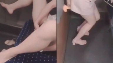 Domestic revealing Ji Challenging the limit of masturbation on the high-speed train
