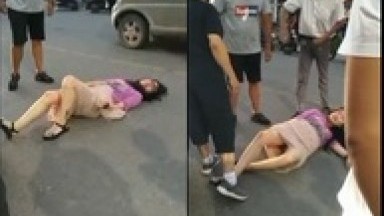 Large-scale catching adultery scene recorded, catching adultery street pickpocketing brutally beat the little three