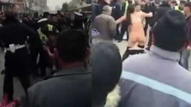 現行犯逮捕-路上で交通警察と争う少女