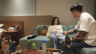 Anh Jia Qian, Anh Jia Qian, có một cuộc hẹn trực tuyến với một cô gái trẻ quyến rũ, cô ấy đi kèm với đôi tất đen hở hang của riêng mình và có đôi chân đẹp đỉnh cao và quan hệ tình dục bằng miệng.