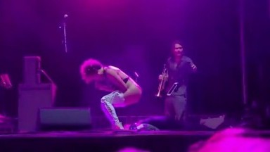 アメリカの有名ロック・バンドの女性リード・シンガー "ユリスタ "がコンサート中にズボンを脱ぎ、男性ファンに放尿した。