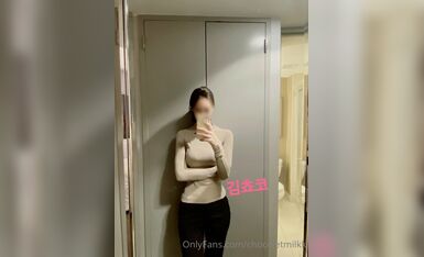 Twitter OnlyFans Internet goddess, Korea's No. 1 ass goddess in March's latest work, play in the pool is really fun Essential oil without condom, just looking at her back makes me want to cum on it!