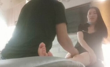 [Nữ kỹ thuật viên massage chân] Anh trai tôi thích kích thích thật sự. Nữ kỹ thuật viên lấy ống thủ dâm JB ra, cởi quần và xoa bóp âm hộ của cô ấy, sau đó cô ấy cưỡi lên trên và đụ cô ấy, rên rỉ.