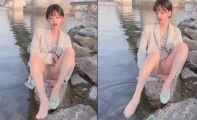 Pretty little Ts-Jieun Lake play water, so happy it, only wearing stockings, panties did not wear Oh, play water was seen by the brother of the fairy stick so shy!