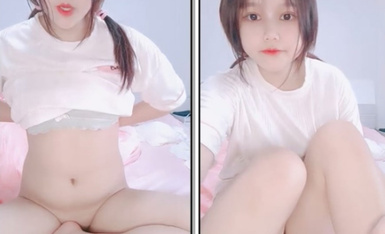 The 03 year old girl, fine skin and tender flesh, hair did not grow a few, put the pussy in front of the camera lewd hair slut, seduce netizens
