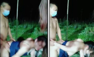 [Late night outdoor rape of girlfriends], summer is here, suitable for wild group P, two men and two women lewd party, the little sister in the open field wantonly screaming wildly