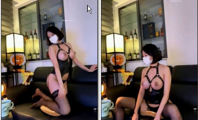Extremely contrasting bitch beautiful mature woman hanging bell big tits living room show body black silk flesh this body make people want to die.