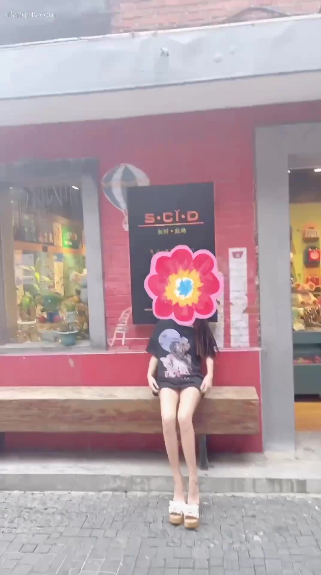 Nana, a top revealing artist, is now showing off her latest crazy reveals, boldly walking down the street like she's in no man's land, revealing herself in front of people in all kinds of ways, really hanging out (4)