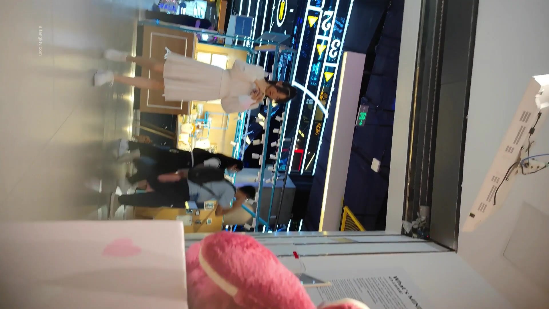 스커트 순수 여학생 흰색 드레스, 섹시한 핑크 팬티 아래에서 몰래 촬영 한 미녀를 훔치는 마스터 쇼핑몰 꼬리 미행