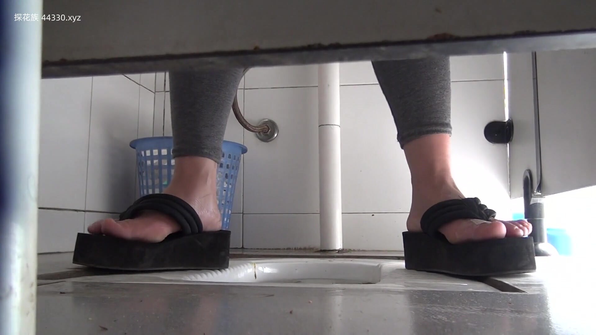ショッピングモール女性トイレ近く覗きヒップスカート美しい若い女性毛深い小さな黒いアワビ