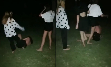 Các nữ sinh trường kỹ thuật đánh nhau dữ dội đến nỗi cô gái kia sưng mắt và buộc phải cởi bỏ quần áo.