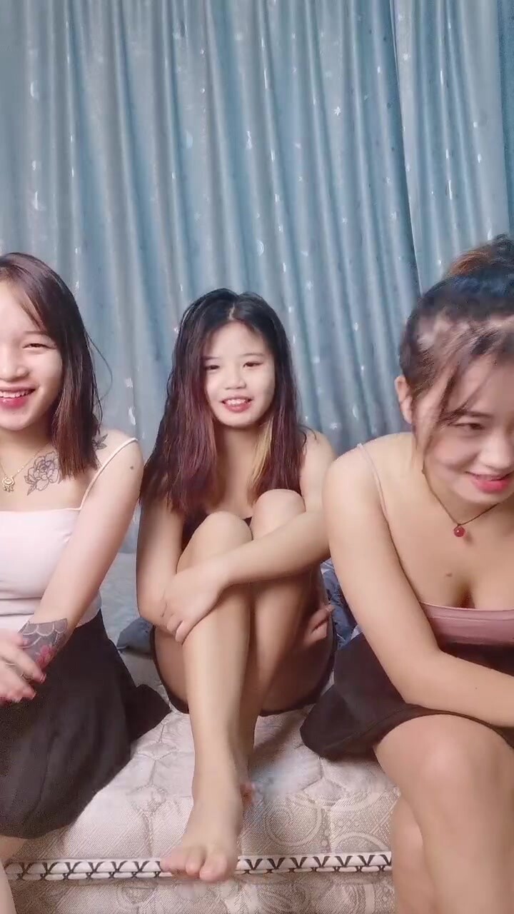 Guangdong female group of three small fans of seduction, the whole face of the lewd interaction to let the little two brother tutoring, bathing seduction to eat milk to play pussy, stacked Luohan show pussy friction with each other so harassed!