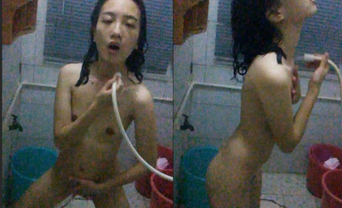 Cô gái trẻ vô cùng tương phản [Huang Xshan] đã vay mượn nặng lãi và không có khả năng trả nợ nên buộc phải dùng thân thể để đền bù, cởi quần áo, selfie trong bồn tắm và có nhiều hành động tục tĩu ( 2).