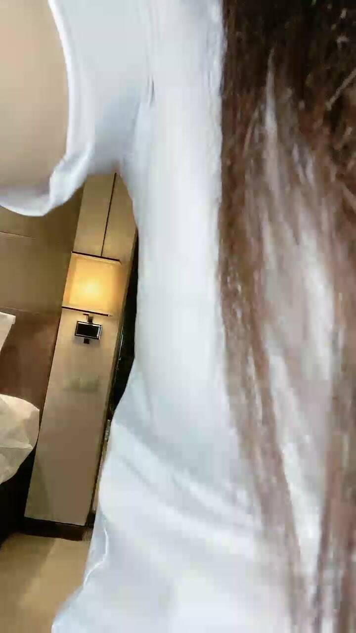 F컵 인터넷 여신! 욕조에 누워있는 여자가 하얀 젖을 뿜어내는 가짜 거시기로 승마 자세를 취하고 있습니다!