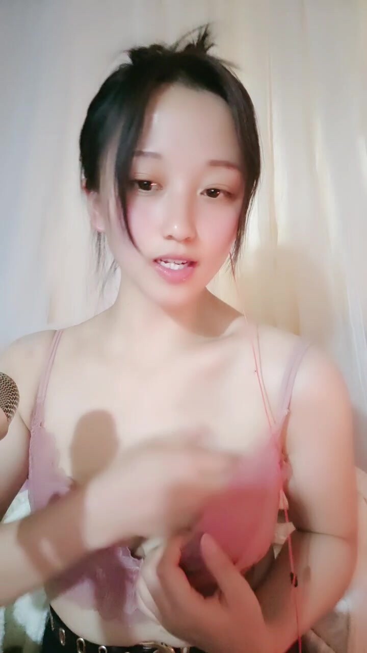 The best little young woman black silk exposed face is very charming hooker ah, carrying the nipple tempted wolf friends interactive tease, open the pussy masturbation props insertion moaning, look good harassment ah stimulation