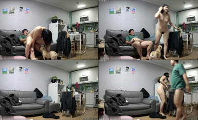 ウェブカメラをハッキングして、妹が留守の間に義弟と義妹がソファに座っているところを撮影する。