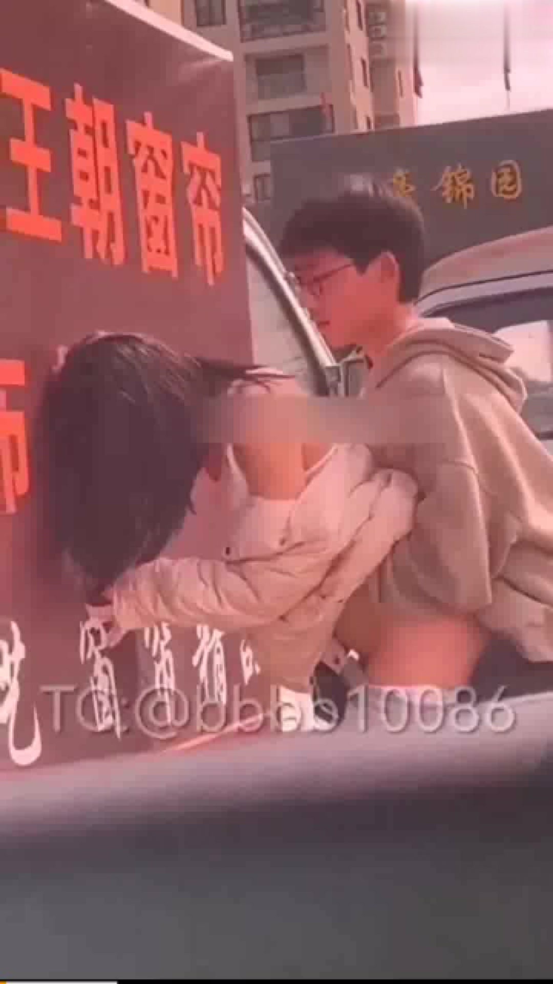 Wenzhou [Yonghao Jinyuan] Yongxing Middle School students in front of the neighborhood snogging incident + students wildlife was secretly photographed