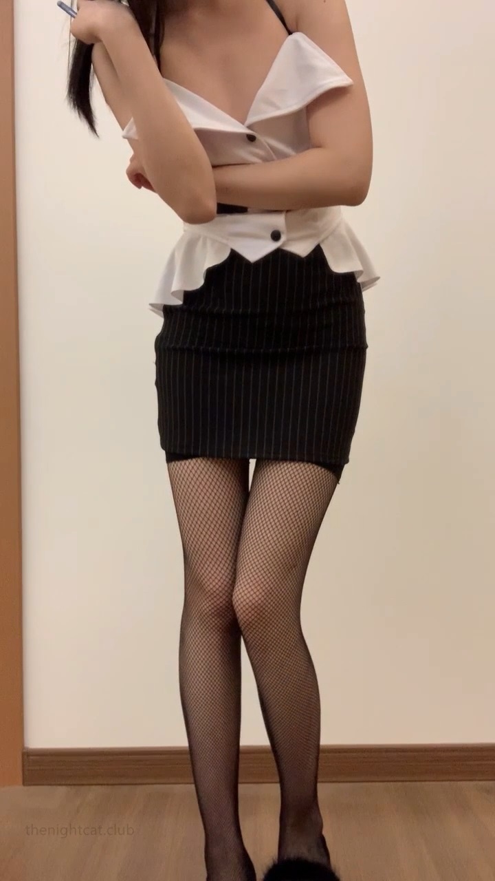 Pretending to be bullied by a bad student in a black silk skirt.