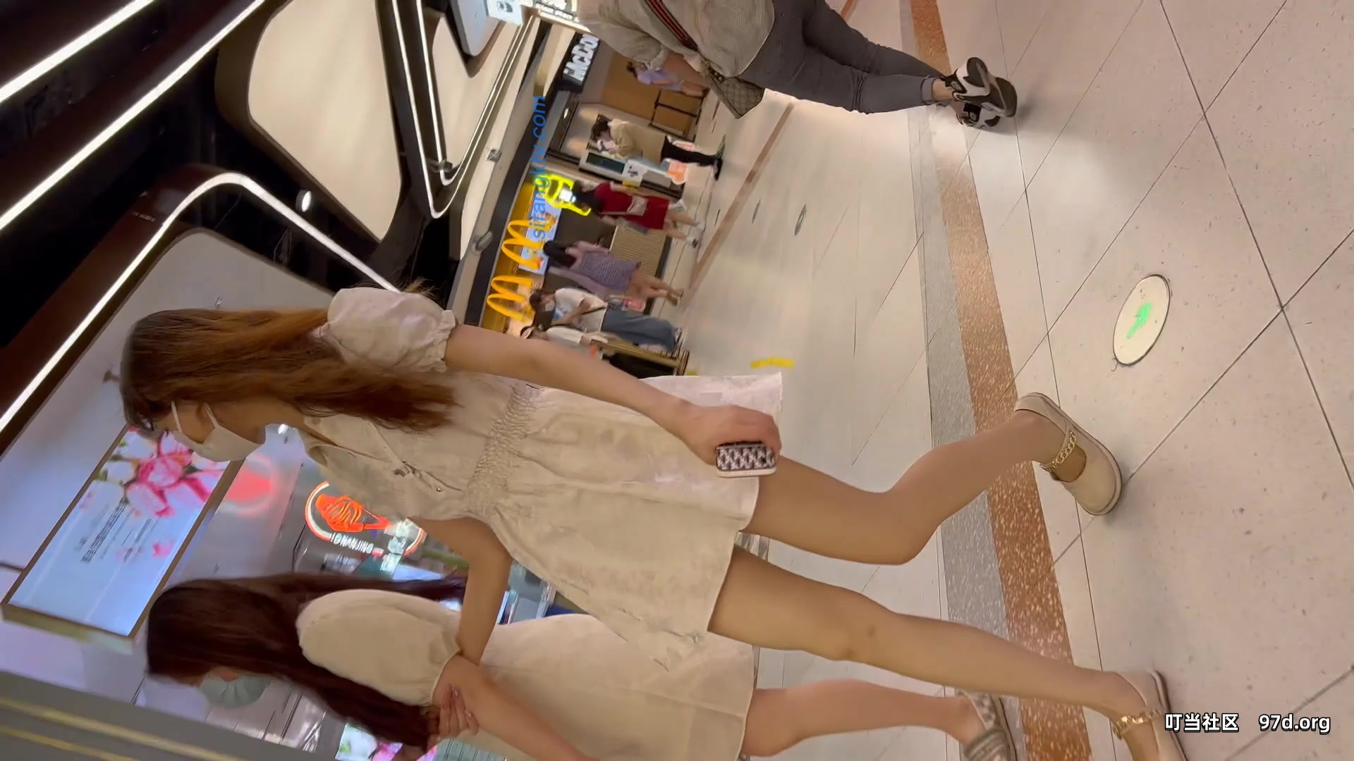 쇼핑몰은 팔만큼 가느다란 다리를 가진 여학생을 쫓고 있고, 그녀의 깊고 긴 엉덩이 갈라짐이 반투명 란제리를 밀어내고 있습니다.