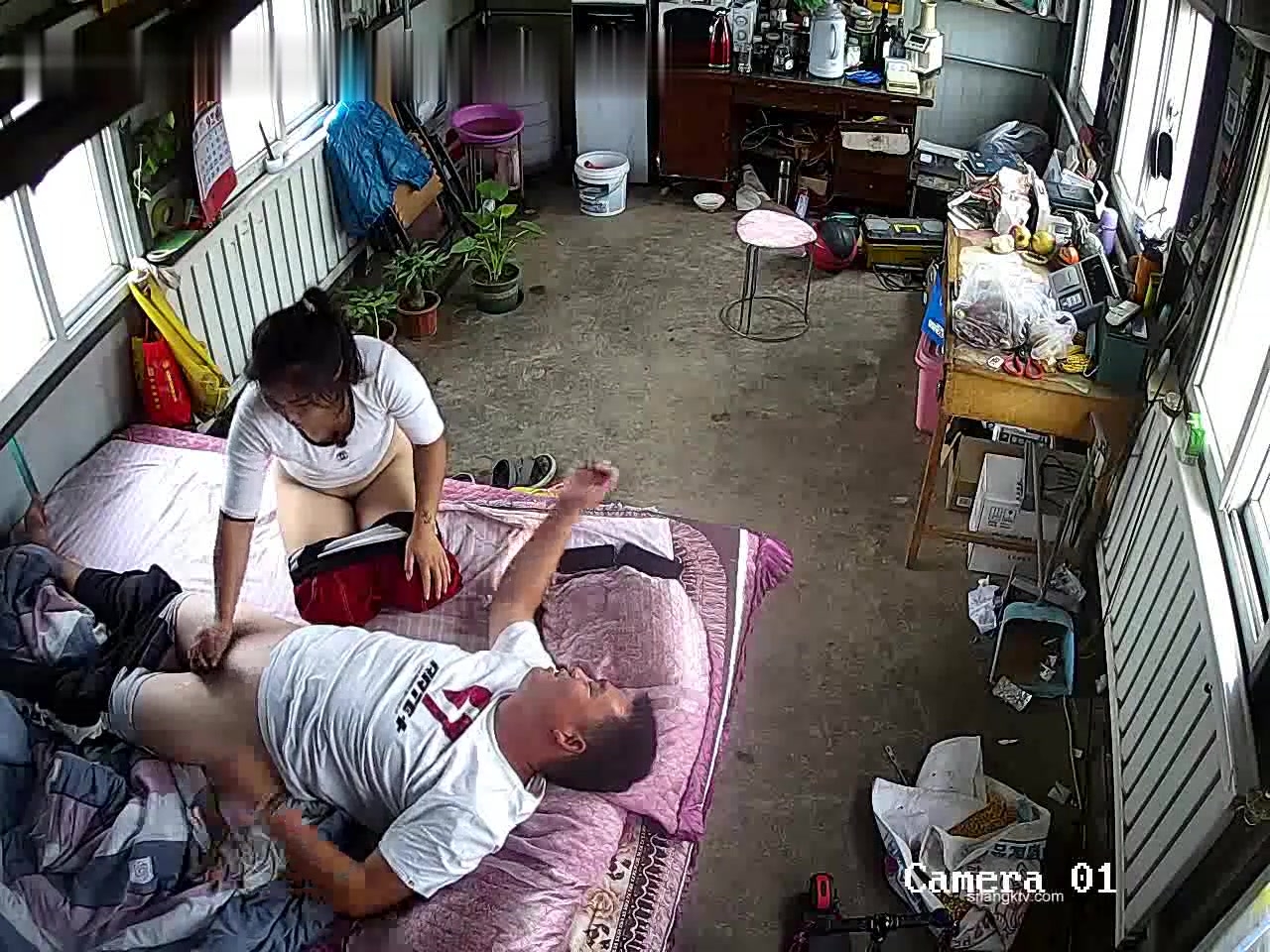 子供が留守の間、中年夫婦が昼寝をしているところをこっそり撮影している監視カメラ。