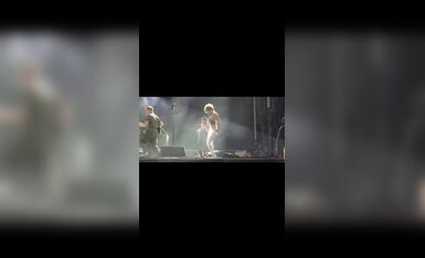 미국의 유명 록 밴드 여성 리드 싱어 "울리스타"가 "오줌 얼굴" 남성 팬들에게 공개 바지를 입고 라이브로 노래하는 워터마크 없는 HD 720P 원본 버전