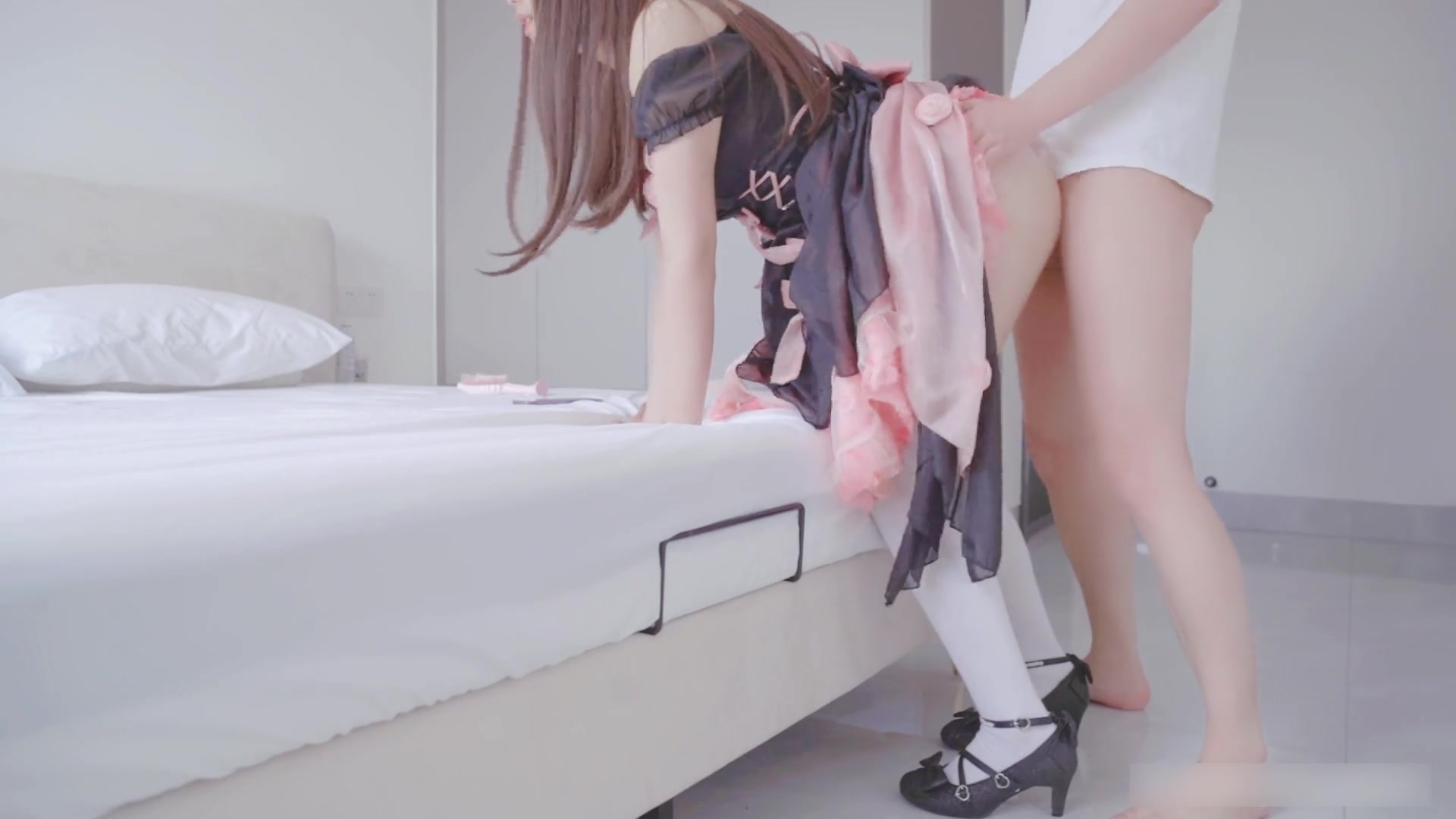 Ceiling level pure white tiger beauty girl〖Mi Walnut〗✨ at large princess_lovely black and pink roses, dress LO skirt, was dad in the middle of the inside shot, white silk knee-high socks pink tender beauty hole ~!