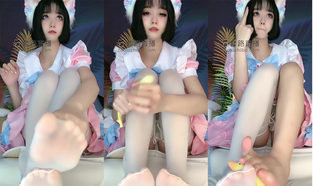 White silk maid's dress, lo shoes, gentle sperm, cum on the lo shoes, traffic lights.