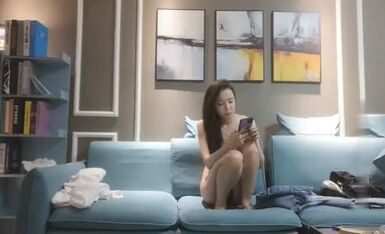 Xiao Chen Touxing đụ người đẹp chân dài trên ghế sofa đến mức không chịu nổi