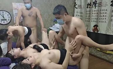 Nữ kỹ thuật viên trong tiệm massage có 5P đam mê, tận hưởng sự massage và vui đùa của ba cô gái mặc đồng phục tất chân và bàn massage được đặt cạnh nhau để xoa bóp và đụ ngực. Cảnh tượng không ngừng kích thích với những tiếng la hét dâm đãng.