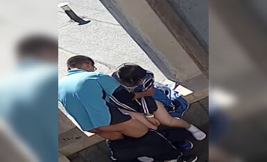 Dalian high school campus shocked the hot scene of young couples in broad daylight in the corridor on the start of sex