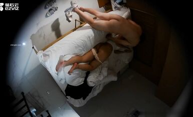 Bí mật quay phim một anh chàng mũm mĩm sau khi ăn gà rán và quan hệ tình dục với bạn gái đang nằm trên giường chơi điện thoại di động của cô ấy dường như đã làm bạn gái bị thương và thậm chí còn bôi thuốc mỡ cho cô ấy.