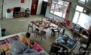 Hackers crack home webcam secretly filming drunk and disorderly dinner drunk and neighbor's sister-in-law sleeps together in the morning get up and fuck after looking for how to get out of the way