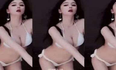 DooYu super popular goddess [Zhang Qige] August latest dew point breast rubbing compilation 29