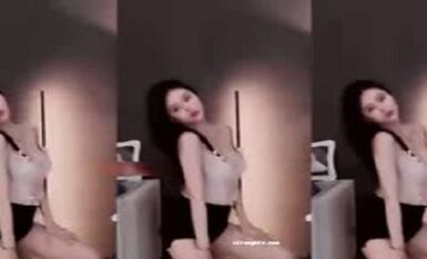 The newest DooYu super popular goddess Zhang QiGe's breast rubbing compilation in August 3