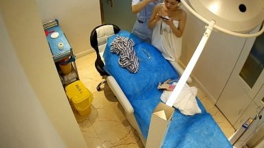 금이 간 미용 병원 수술실 카메라가 가슴 미세 윤곽을 보여주면서 비디오를 닦는 동안 넷플릭스 리틀 뷰티를 몰래 촬영합니다.