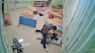 幼稚園の監視カメラが割れ、まどろみ中に録画される クズ社会の青年と恋仲の幼稚園教諭 4