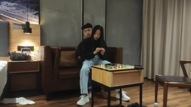 Anh Jia Qian hẹn hò trực tuyến với một cô gái ngoại vi chân dài đỉnh cao. Anh mặc nhiều bộ đồ lót khác nhau và xoa bóp lỗ thủng trên người anh.